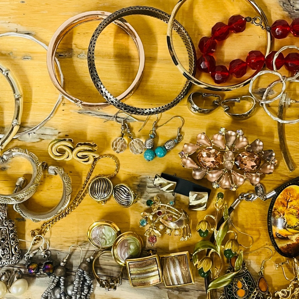 Jewelry Costume Jewelry Necklaces Brooches Bracelets Mixed Lot of 82 Pieces - Picture 10 of 16